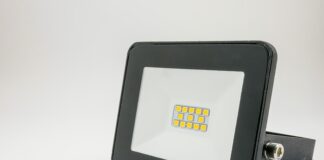 Jaki Naświetlacz LED do warsztatu?