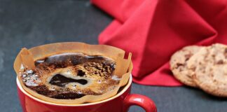 Gdzie jest filtr paliwa ford focus c max 1.8 benzyna?