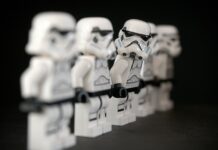 Jak długo leci się na pluton?