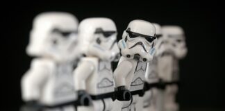 Jak długo leci się na pluton?